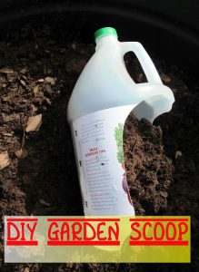 A sturdy plastic bottle can be transformed into an all-purpose garden scoop—perfect for moving soil, compost, or fertilize